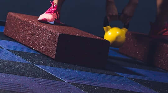 Fitnessboden aus Bodenschutzmatten wird belastet