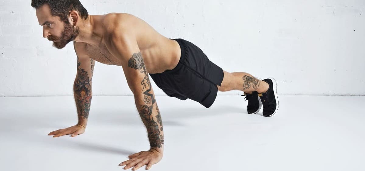 Calisthenics Push Ups Übung wird ausgeführt von einem Mann