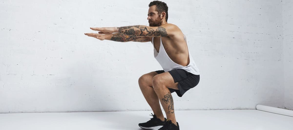 Calisthenics Squats Übung wird ausgeführt von einem Sportler