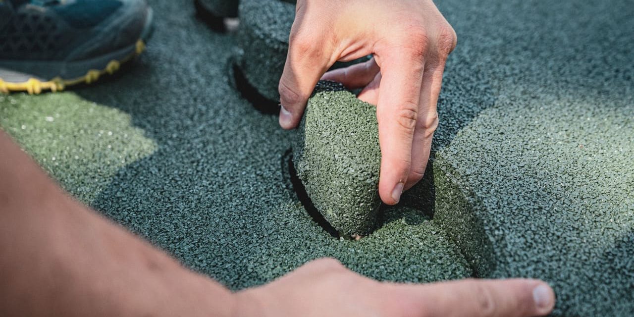 Fallschutzmatte Puzzlemat3D wird verlegt