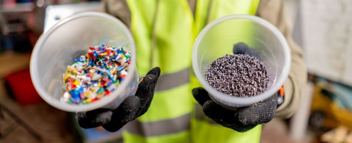 Gummigranulat wird aus geschreddertem Plastik hergestellt
