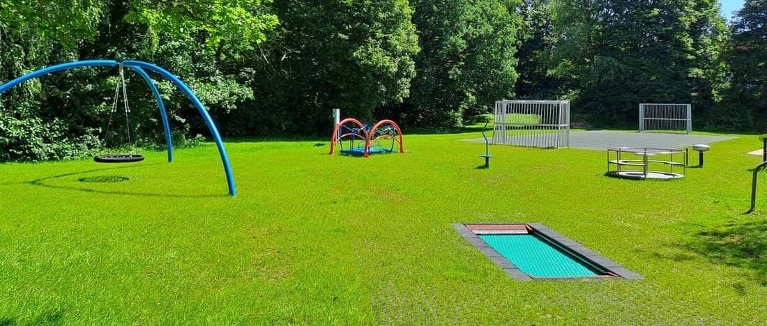 Öffentlicher Spielplatz auf grüner Wiese